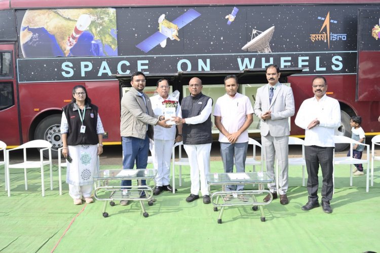 क.का.वाघ पिंपळगाव बसवंत महाविद्यालयात इस्रोची बसचे उत्साहात स्वागत