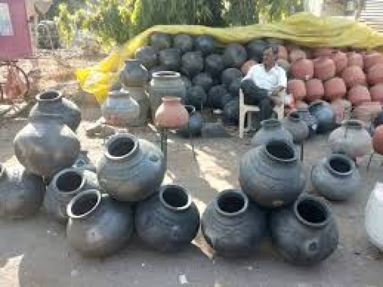 नाशिकच्या उष्णतेमुळे मातीच्या माठांची विक्रीत 50 % वाढ.