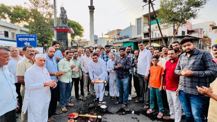 प्रभाग २४ मध्ये काँक्रिट रस्त्याच्या कामाचे भूमिपूजन उत्साहात संपन्न - मा. नगरसेवक प्रविण (बंटी) तिदमे यांच्या पाठपुराव्याला यश