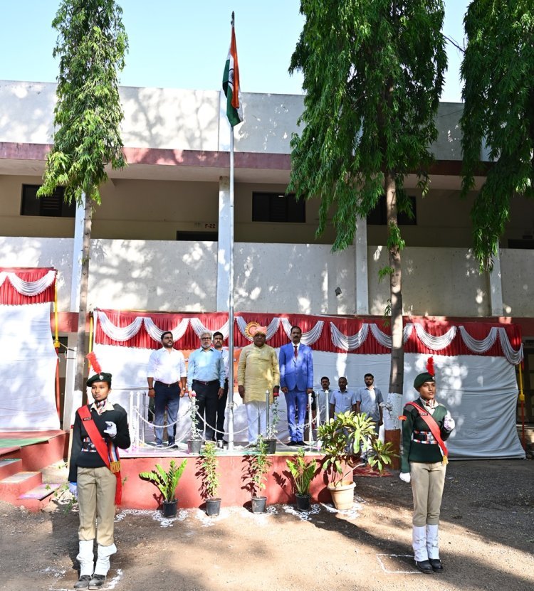 कर्मवीर गणपत दादा मोरे कला वाणिज्य आणि विज्ञान महाविद्यालयात महाराष्ट्र दिन ध्वजारोहण समारंभ संपन्न...
