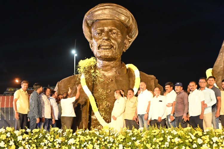 माजी खासदार समीर भुजबळ यांच्याकडून क्रांतीसुर्य महात्मा फुले यांना विनम्र अभिवादन