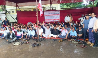 आदिवासी समाजाच्या मागण्यांसाठी बेमुदत धरणे आंदोलन