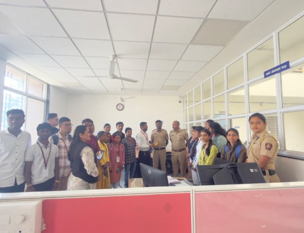 सिन्नर पोलीस स्टेशनला विद्यार्थ्यांची शैक्षणिक भेट