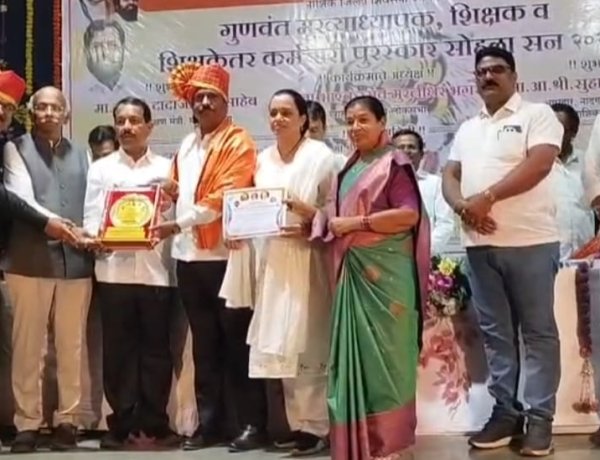 प्राचार्य डॉ. कृष्णा शहाणे यांना  हिंदुहृदय सम्राट बाळासाहेब ठाकरे स्मृती विशेष प्राध्यापक पुरस्कार प्रदान