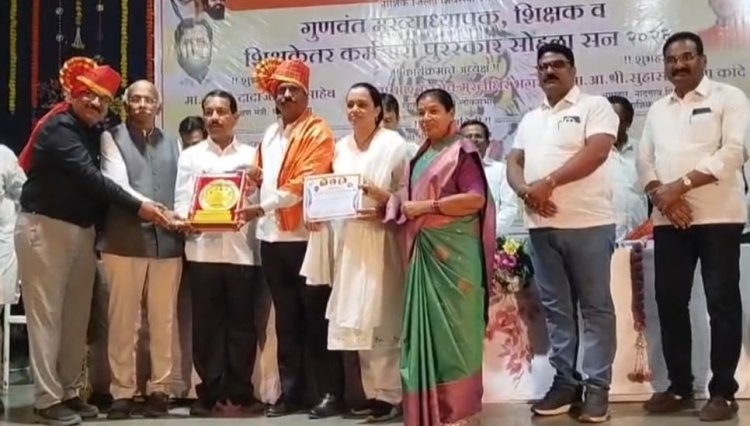 प्राचार्य डॉ. कृष्णा शहाणे यांना  हिंदुहृदय सम्राट बाळासाहेब ठाकरे स्मृती विशेष प्राध्यापक पुरस्कार प्रदान