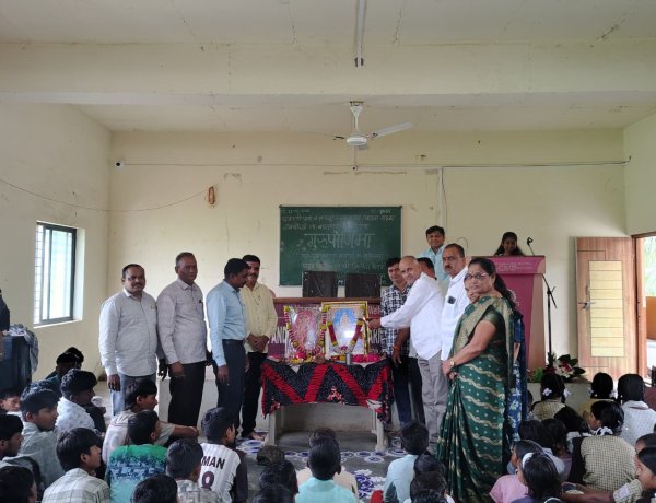 छत्रपती आश्रमशाळा डांगसौंदाणे येथे गुरुपौर्णिमा भक्तिभावाने साजरी